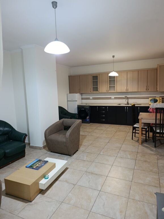 🏠 Appartamento 1+1 in affitto – Zogu i Zi  Appartamento 1+1 in affitto nella zona di Zogu i Zi, in un edificio nuovo con ascensore.  📍 Zogu i Zi, Tirana 🏢 7° piano 📐 Superficie: 73 m² 🛋️ Appartamento organizzato con spazi ampi 🛗 Edificio nuovo con ascensore 💰 Affitto: 55.000 lek/mese  📞 Per maggiori informazioni e per visitare, contattare in privato.