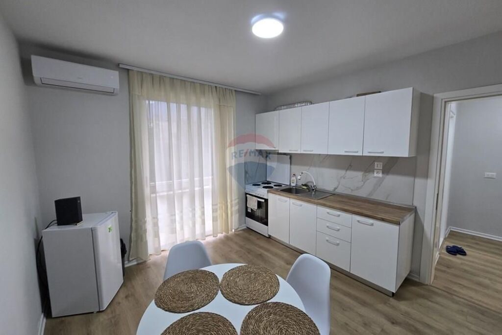 Apartament - Për Qira - Sheshi Skënderbej, Tiranë