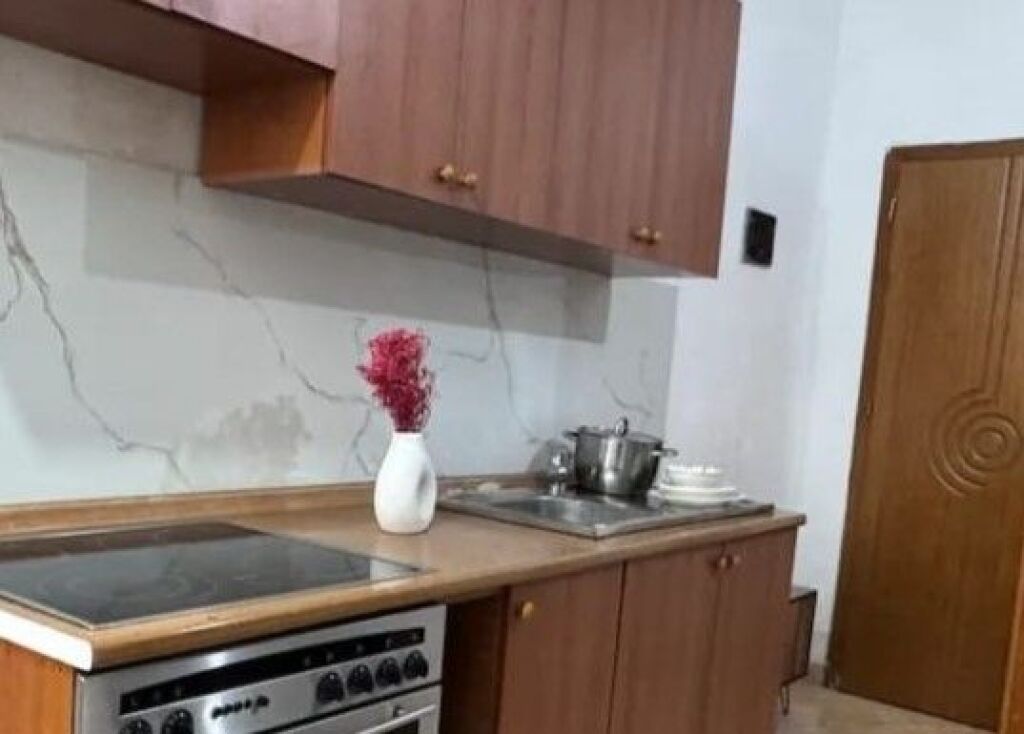 Appartamento 1+1 in affitto in Via Elbasan, vicino a Ekonomiku.