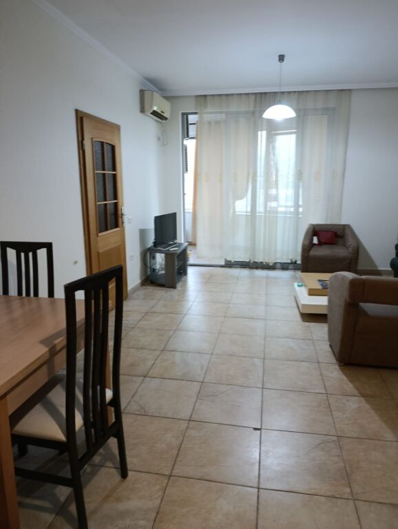 🏠 Appartamento 1+1 in affitto – Zogu i Zi  Appartamento 1+1 in affitto nella zona di Zogu i Zi, in un edificio nuovo con ascensore.  📍 Zogu i Zi, Tirana 🏢 7° piano 📐 Superficie: 73 m² 🛋️ Appartamento organizzato con spazi ampi 🛗 Edificio nuovo con ascensore 💰 Affitto: 55.000 lek/mese  📞 Per maggiori informazioni e per visitare, contattare in privato.
