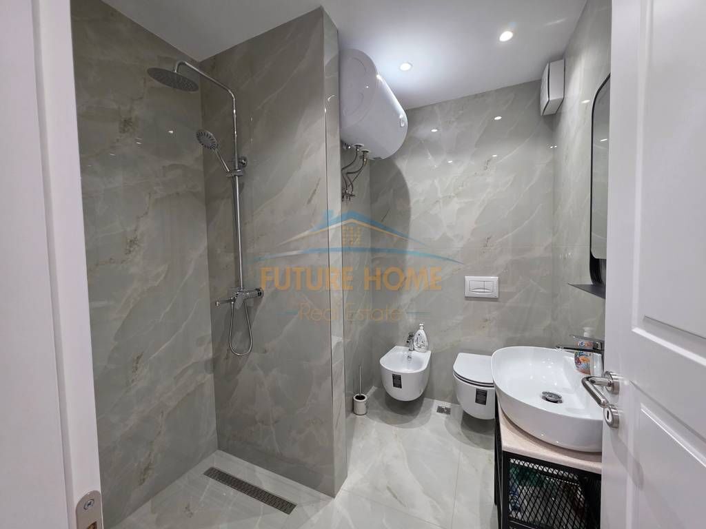 Affitto, Appartamento 2+1, Comune di Parigi    85.000 Lek