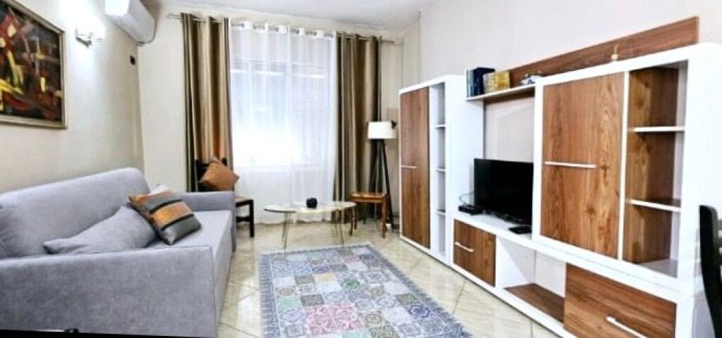 Jepet me qera apartament 1+1 . Rruga kavajes