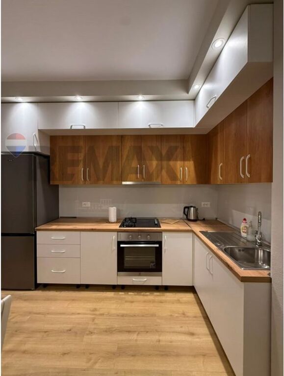 Apartament 2+1, Astir