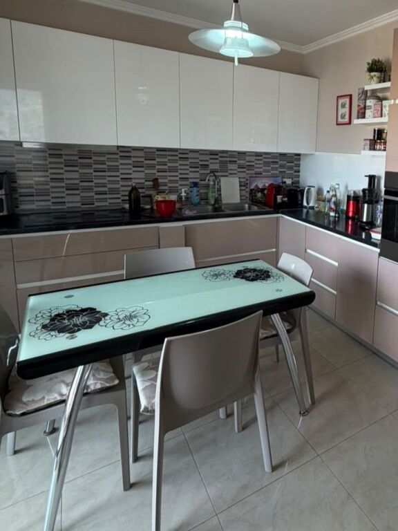 Shitet apartament 2+1+2 tek Rruga Marko Bocari , Rruga e Kosovareve , Sheshi Willson , Gjimnazi Petro Nini , Liqeni Artificial .