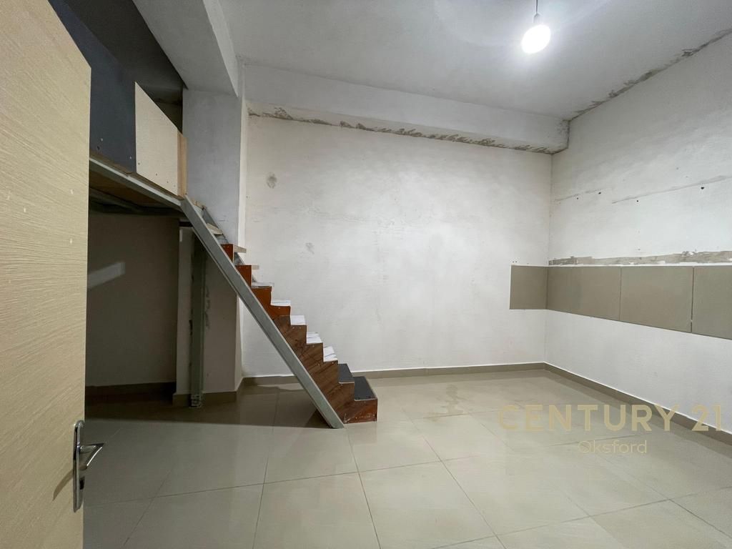 JEPET ME QIRA 414M2 SIPERFAQE PARKIMI NE FRESK