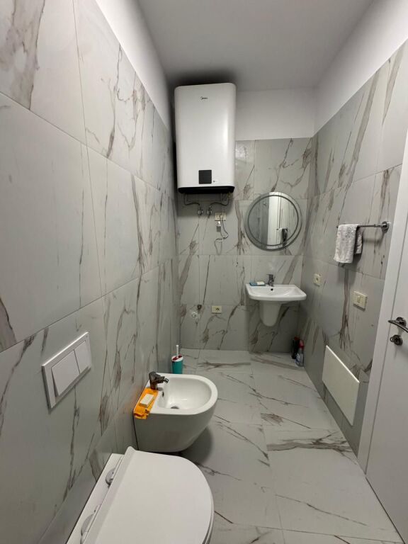 Ambient Biznesi/Apartament Bosh me Qera Rruga Mine Peza, Prane Prokurorise