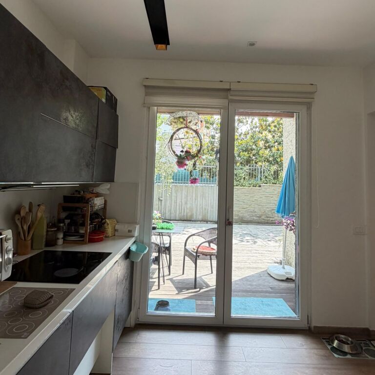 🏡 VILË MODERNE PËR SHITJE – PRANË AMBASADËS AMERIKANE ✨