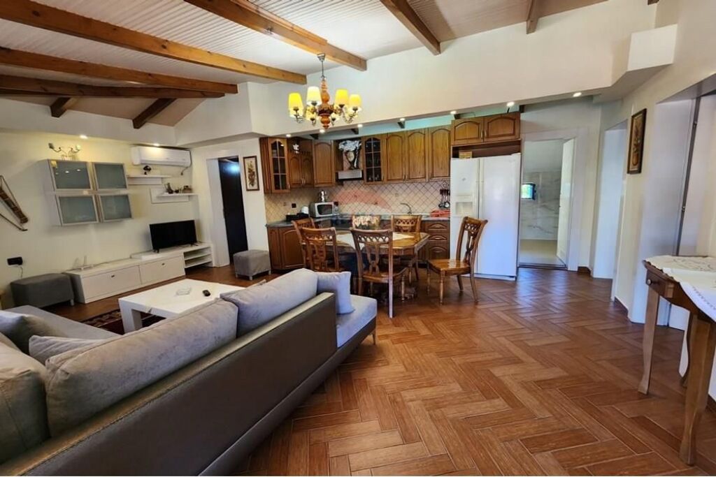 Affittasi piano villa 3+1 vicino alla Facoltà di Economia!