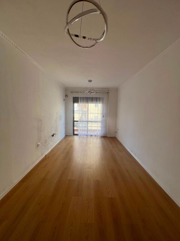 Shitet apartament 2+1 në Fresk  Siperfaqja totale: 73m2 Kati: 1 (banim) Mundësi blerje me kredi   Vendodhja: Pranë Restorant Freskut Cmimi: 12,500,000 Lekë