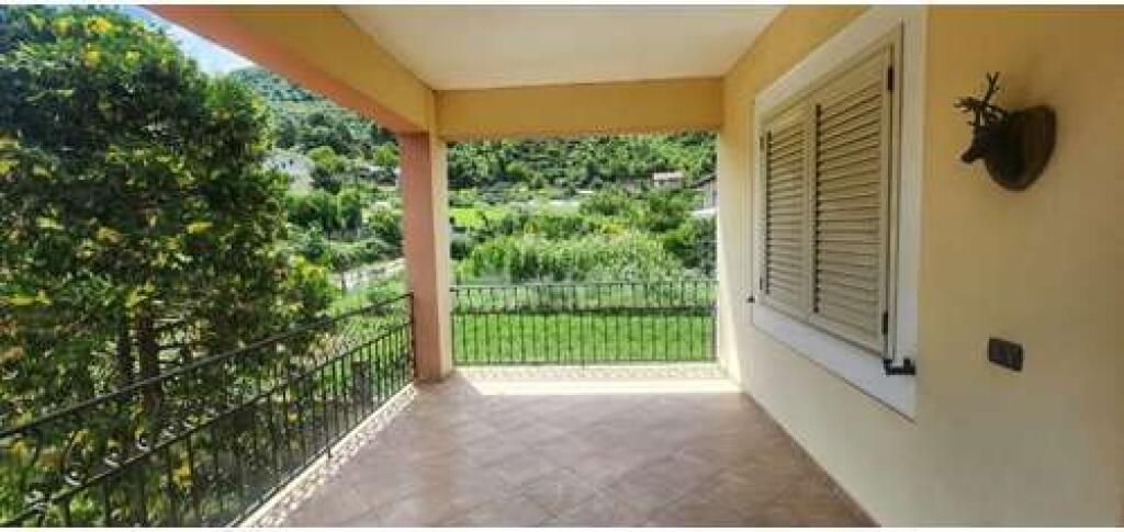 Private villa for sale in Peze Helmes