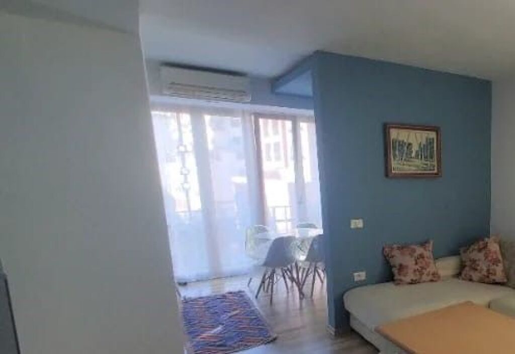 Jepet apartament 1+1 tek Rruga Myslym Shyri , prane Big Market , Drejtoria e Policise , Rruga e Kavajes .