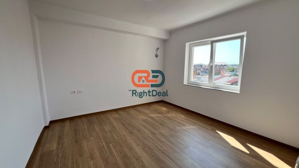 Tek Medreseja, Buze Rruge, Shitet Apartament 1+1 I Investuar!!!