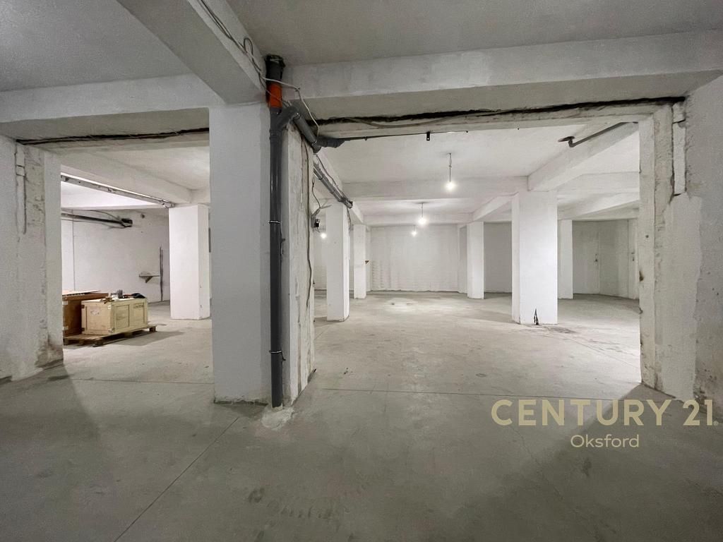 JEPET ME QIRA 414M2 SIPERFAQE PARKIMI NE FRESK