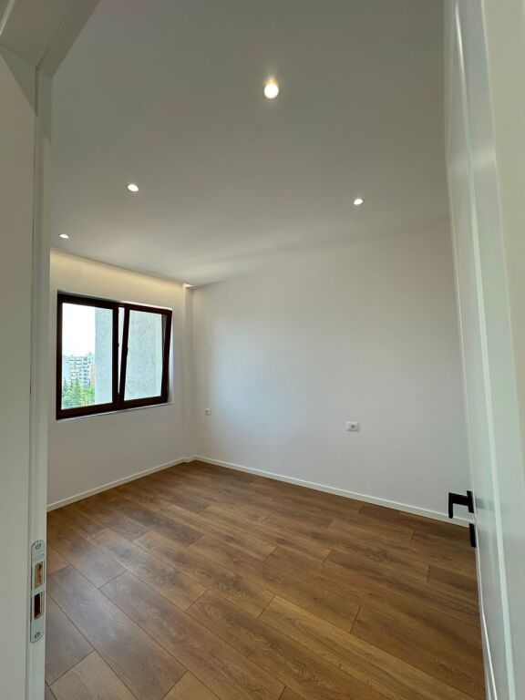 🏡 SHITET APARTAMENT 1+1  📍 Rruga Fadil Bodinaku, pranë ish-stacionit të fundit të Tiranës së Re – Ura e Nisharakut.💶 Çmimi: 143,000 €