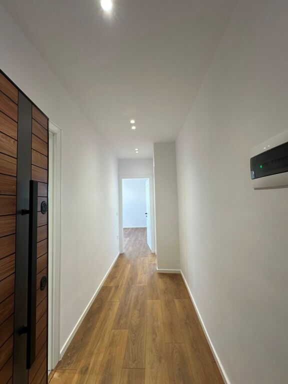 🏡 SHITET APARTAMENT 1+1  📍 Rruga Fadil Bodinaku, pranë ish-stacionit të fundit të Tiranës së Re – Ura e Nisharakut.💶 Çmimi: 143,000 €