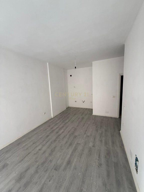 SHITET APARTAMENT 2+1+2 NE RRUGEN 5 MAJI