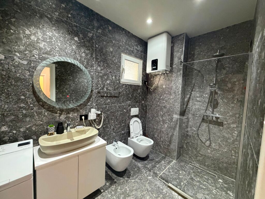 Shitet Ambjent Biznesi dhe 3 Apartamente ne Plazh