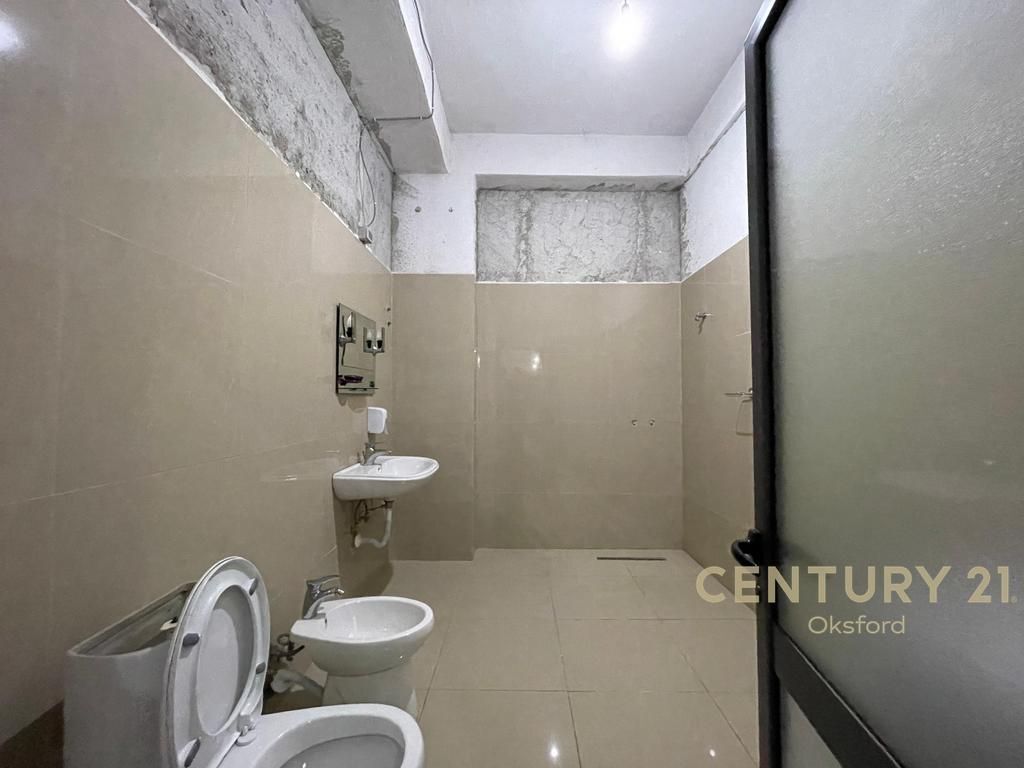JEPET ME QIRA 414M2 SIPERFAQE PARKIMI NE FRESK