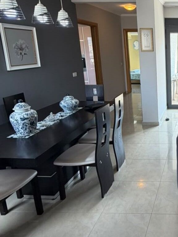 Shitet apartament 2+1+2 tek Rruga Marko Bocari , Rruga e Kosovareve , Sheshi Willson , Gjimnazi Petro Nini , Liqeni Artificial .