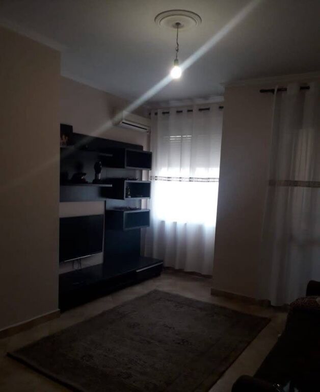 Rent | Apartament 2 + 1 | Rruga Komuna e Parisit | 550 €/month