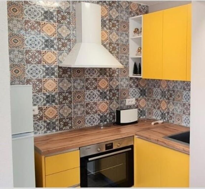 Appartamento 1+1 in vendita in Via Muhamet Gjollesha, vicino all'incrocio di 21 Dhjetori, Via Kavaja, Via Myslym Shyri.