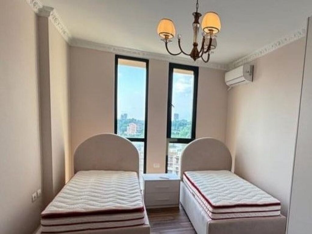 Shitet apartament 2+1+2 tek Liqeni i Thate , Kopshti Botanik .