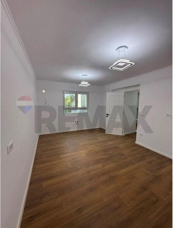 Shitet Apartament 1+1, Xhamllik
