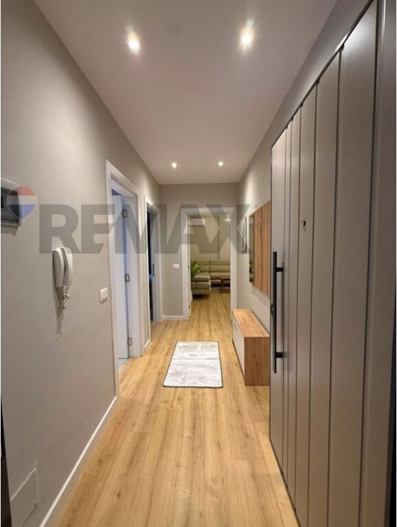 Apartament 2+1, Astir