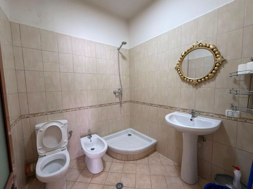 Shitet Apartament 2+1+2+2 te Rrota Kuqe Plazh