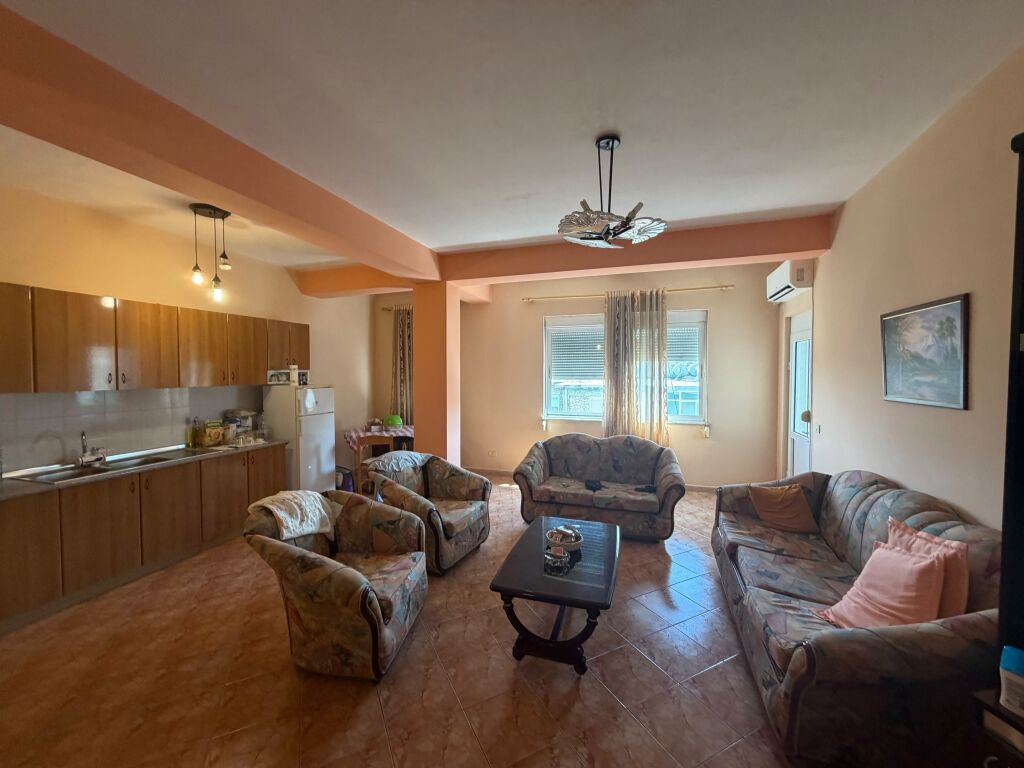 Okazion!! Shitet Apartament 3+1+2+2 + garazhd ne Durres