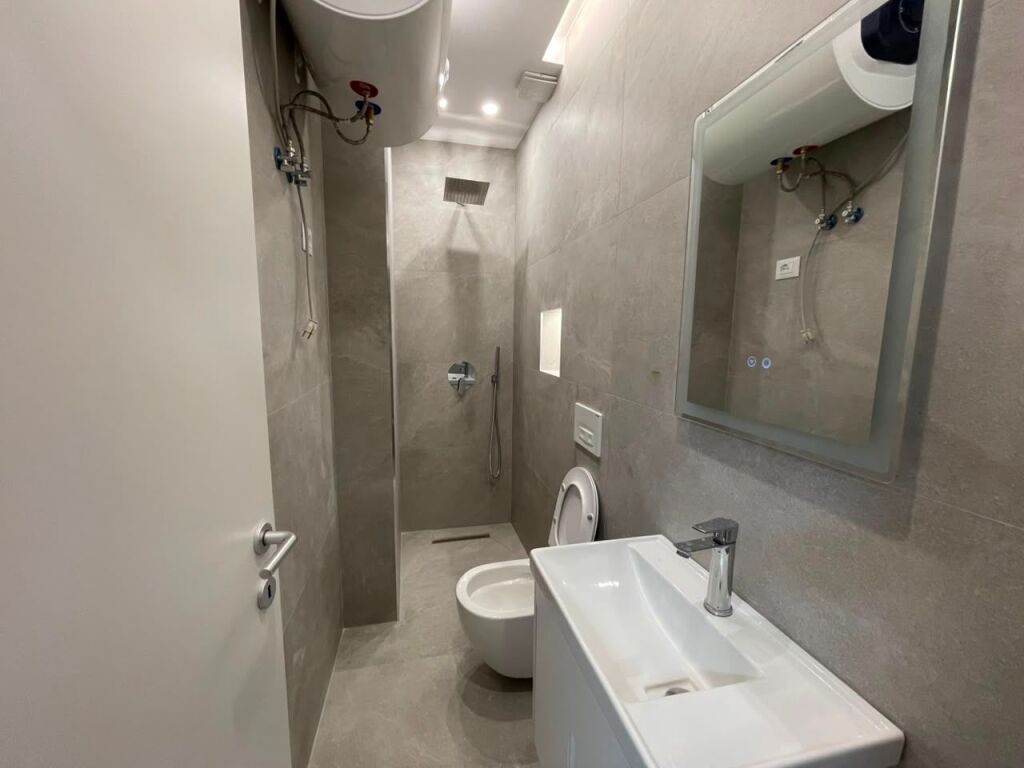 Apartament 1+1 per shitje te Komuna Parisit