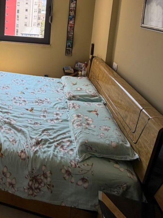 Shitet apartament 2+1+2 tek Rruga Marko Bocari , Rruga e Kosovareve , Sheshi Willson , Gjimnazi Petro Nini , Liqeni Artificial .
