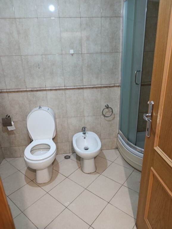 🏠 Appartamento 1+1 in affitto – Zogu i Zi  Appartamento 1+1 in affitto nella zona di Zogu i Zi, in un edificio nuovo con ascensore.  📍 Zogu i Zi, Tirana 🏢 7° piano 📐 Superficie: 73 m² 🛋️ Appartamento organizzato con spazi ampi 🛗 Edificio nuovo con ascensore 💰 Affitto: 55.000 lek/mese  📞 Per maggiori informazioni e per visitare, contattare in privato.