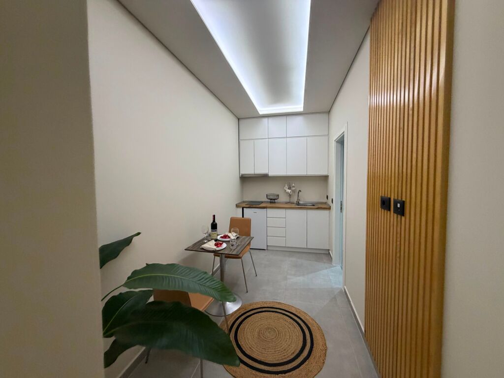 Shitet Ambjent Biznesi dhe 3 Apartamente ne Plazh