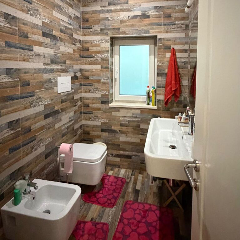 🏡 VILË MODERNE PËR SHITJE – PRANË AMBASADËS AMERIKANE ✨