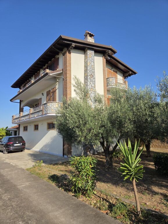 Villa su 3 piani con terreno di 500 m² a Shijak