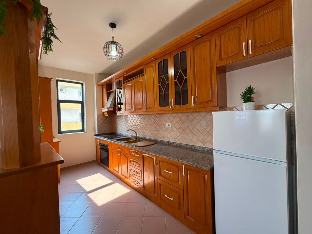 Shitet Apartament 2+1+2+2 te Rrota Kuqe Plazh