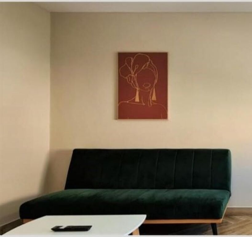 Appartamento 1+1 in vendita in Via Muhamet Gjollesha, vicino all'incrocio di 21 Dhjetori, Via Kavaja, Via Myslym Shyri.
