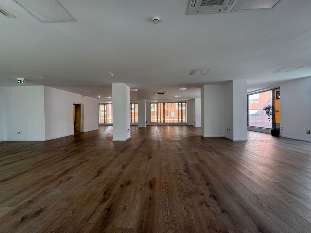 UFFICIO IN AFFITTO  580M2 COMPLESSO DELIJORGJI