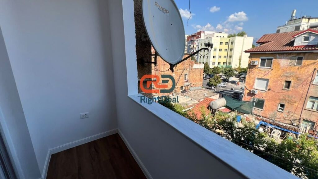 Tek Medreseja, Buze Rruge, Shitet Apartament 1+1 I Investuar!!!