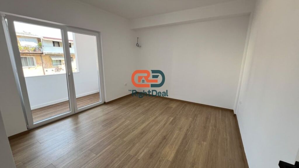 Tek Medreseja, Buze Rruge, Shitet Apartament 1+1 I Investuar!!!