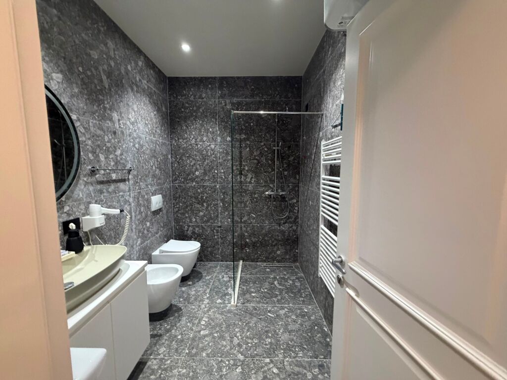 Shitet Ambjent Biznesi dhe 3 Apartamente ne Plazh