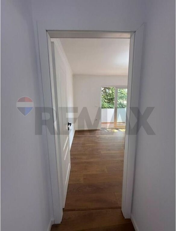 Shitet Apartament 1+1, Xhamllik