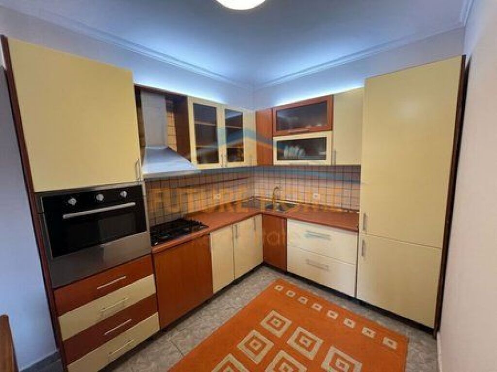 Rent, Apartment 2+1, Commune of Paris, Tirana. 