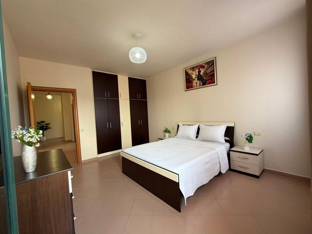 Shitet Apartament 2+1+2+2 te Rrota Kuqe Plazh