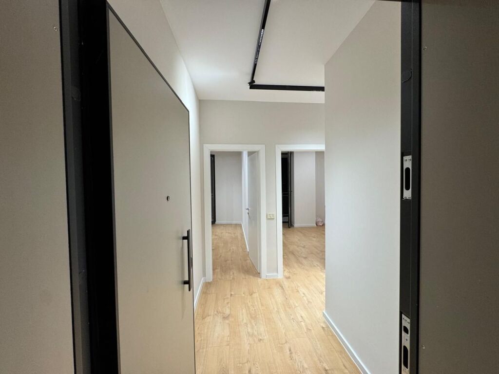 Ambient Biznesi/Apartament Bosh me Qera Rruga Mine Peza, Prane Prokurorise