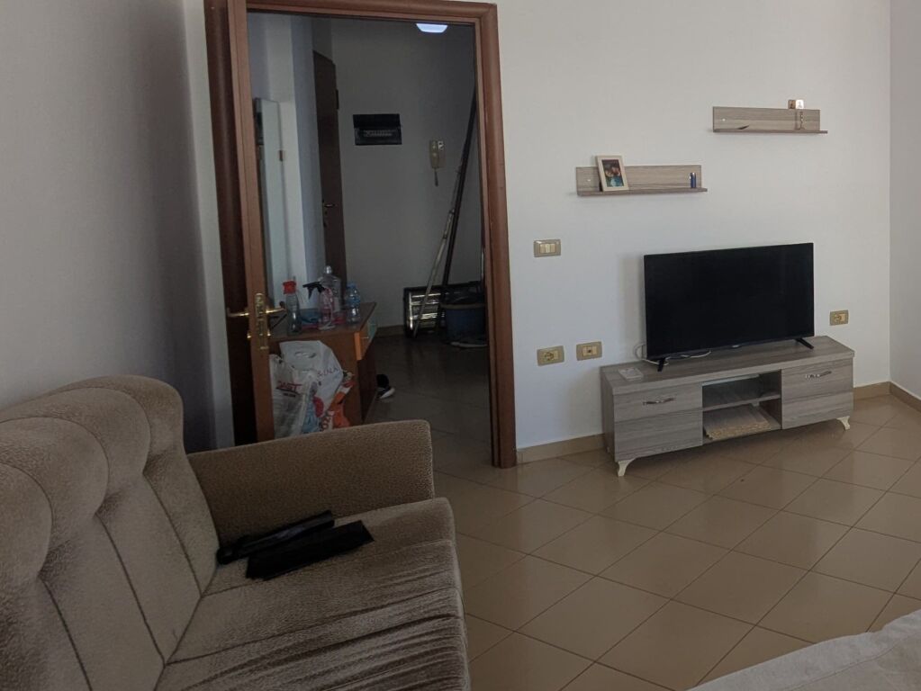 Jepet Apartament 1+1 per qera tek pallatet Çabej ne Misto Mame, Yzberisht .