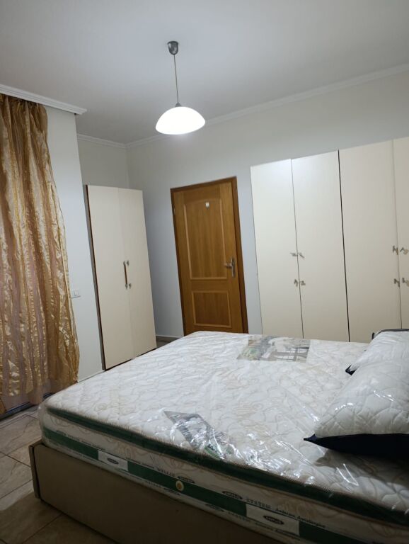 🏠 Appartamento 1+1 in affitto – Zogu i Zi  Appartamento 1+1 in affitto nella zona di Zogu i Zi, in un edificio nuovo con ascensore.  📍 Zogu i Zi, Tirana 🏢 7° piano 📐 Superficie: 73 m² 🛋️ Appartamento organizzato con spazi ampi 🛗 Edificio nuovo con ascensore 💰 Affitto: 55.000 lek/mese  📞 Per maggiori informazioni e per visitare, contattare in privato.