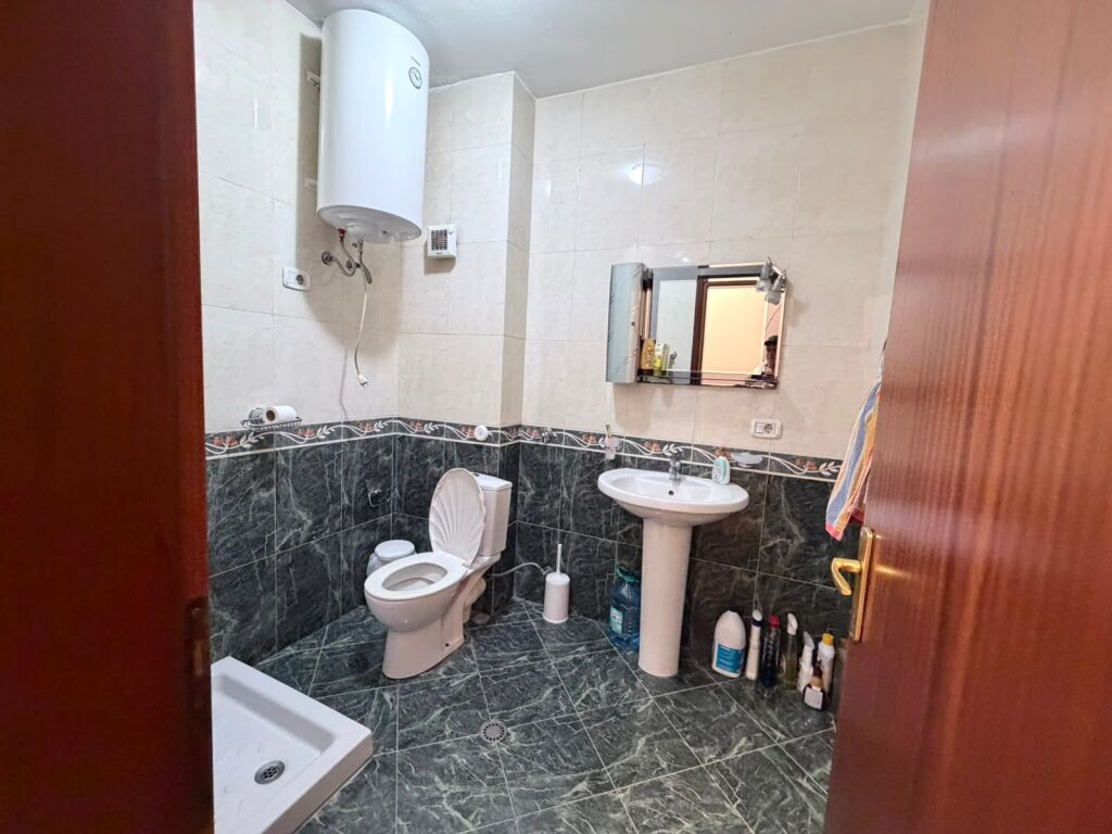 Jepet me Qera Apartament 2+1+2WC+Verande  📍Vasil  Shanto prane Gjykates se Rrethit 💶 Çmimi: 750 Euro