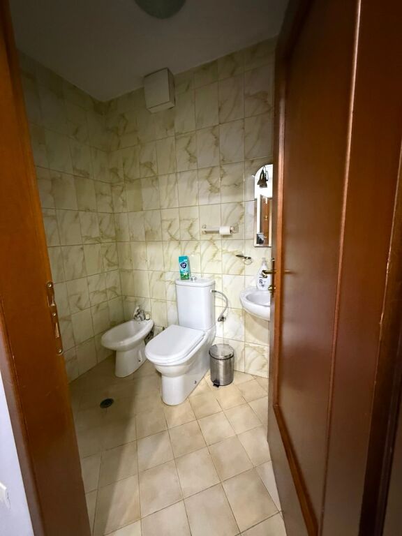 Zyre me qira ne Qender, Tirane